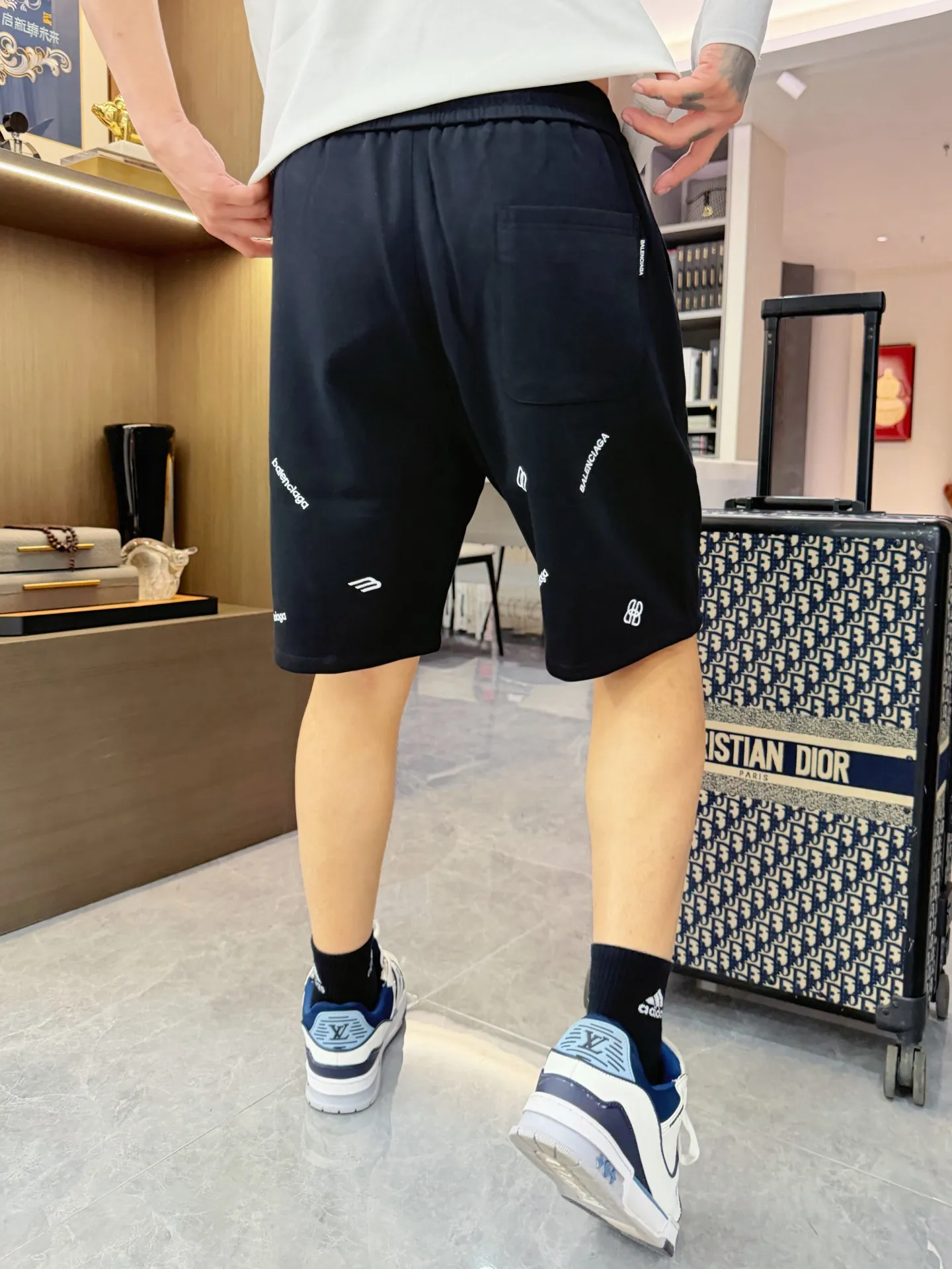 Balenciaga's three-standard complete 2026 summer New Arrival men's casual shorts, advanced custom-made Breathable fabric, Breathable fabric, extremely stretchy and comfortable, impeccable details, top-grade accessories, original logo design concept, delicate and soft feel! The upper body fit is awesome! Size: M-XXXL Please state your height and weight when ordering